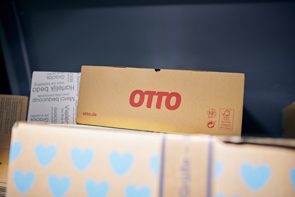 Ein Paket von OTTO: Der Versand kostet normalerweise knapp 3 Euro.